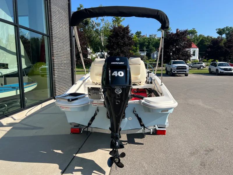 Slide: The Image of Boston Whaler Super Sport 2024 - 4