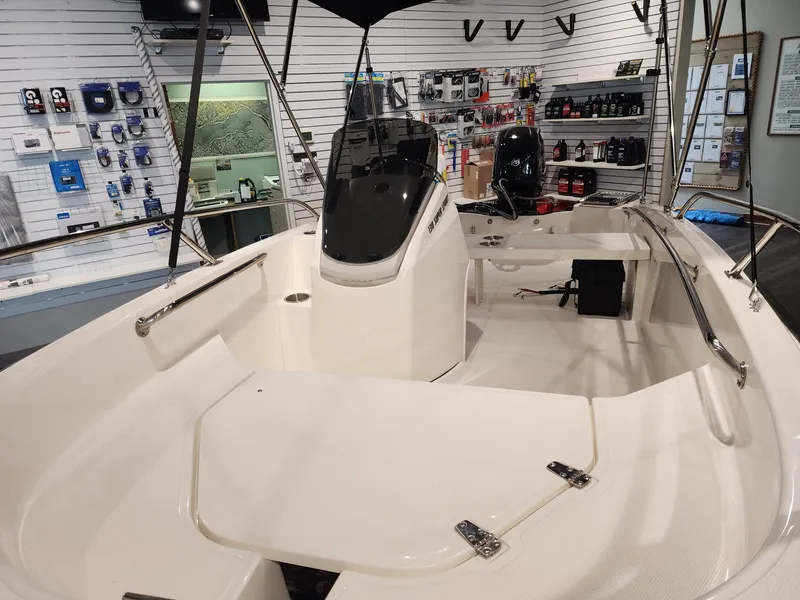 Slide: The Image of Boston Whaler Super Sport 2024 - 6