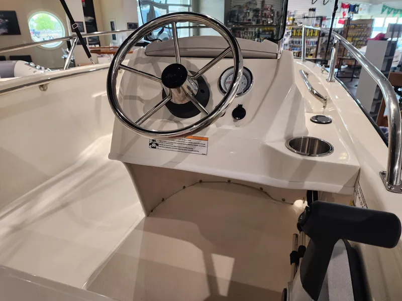 Slide: The Image of Boston Whaler Super Sport 2024 - 3