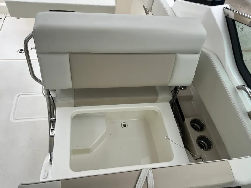 Slide: The Image of Boston Whaler Vantage 2025 - 19
