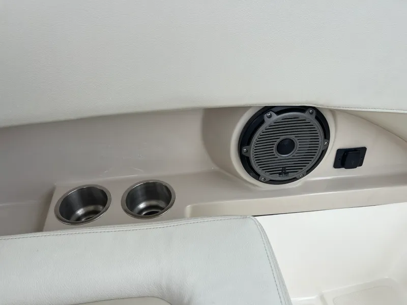 Slide: The Image of Boston Whaler Vantage 2025 - 29
