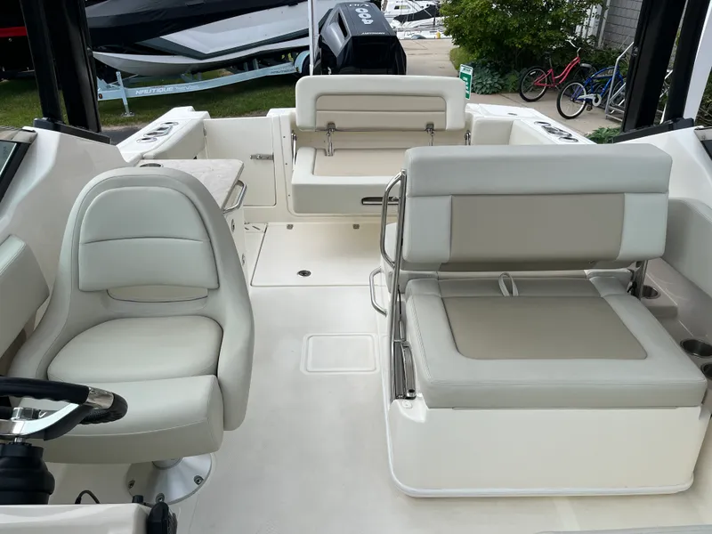 Slide: The Image of Boston Whaler Vantage 2025 - 21