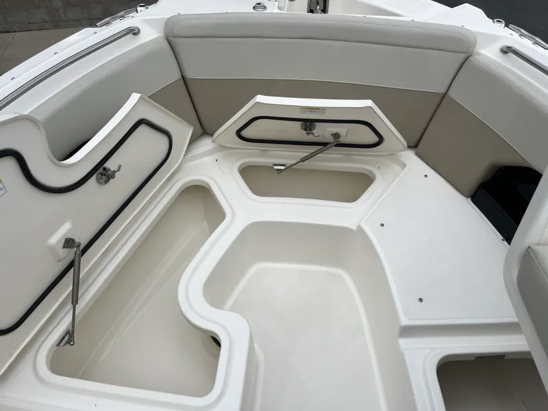 Slide: The Image of Boston Whaler Vantage 2025 - 24