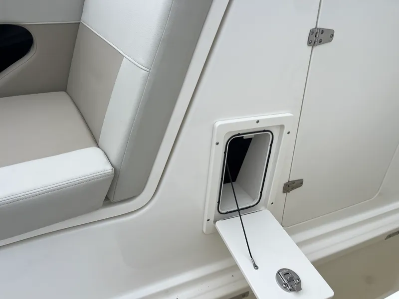Slide: The Image of Boston Whaler Vantage 2025 - 27