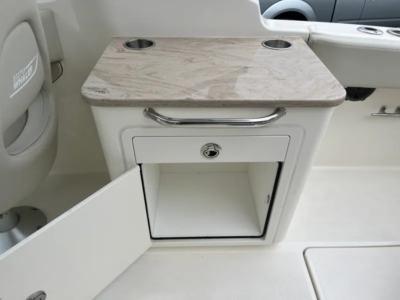 Slide: The Image of Boston Whaler Vantage 2025 - 20