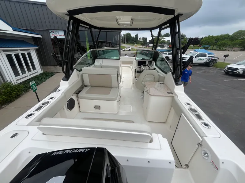 Slide: The Image of Boston Whaler Vantage 2025 - 15