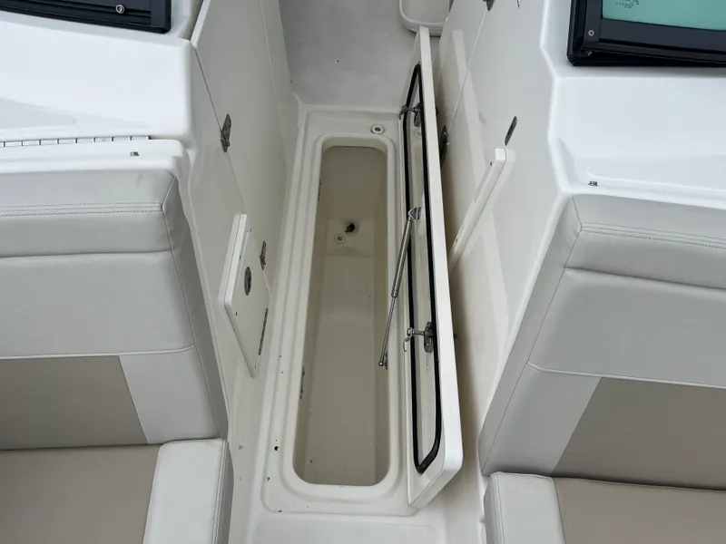Slide: The Image of Boston Whaler Vantage 2025 - 25