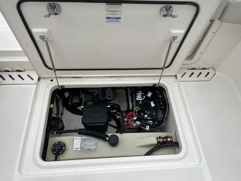Slide: The Image of Boston Whaler Vantage 2025 - 30