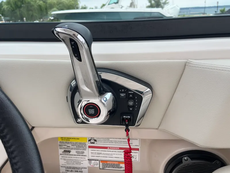 Slide: The Image of Boston Whaler Vantage 2025 - 18