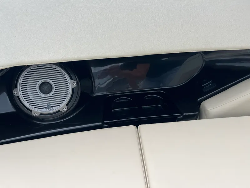 Slide: The Image of Boston Whaler Vantage 2025 - 28