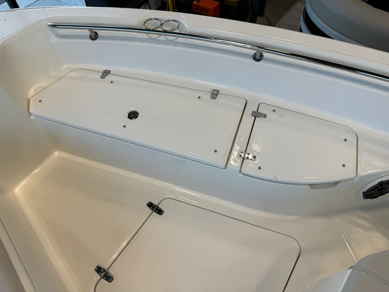 Slide: The Image of Boston Whaler Dauntless 2024 - 21