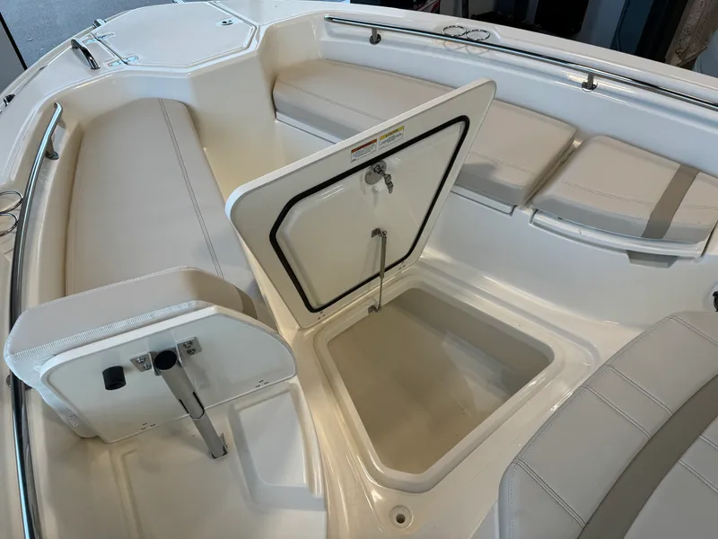 Slide: The Image of Boston Whaler Dauntless 2024 - 17