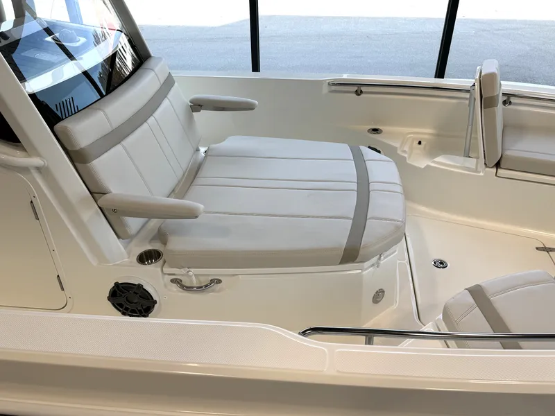 Slide: The Image of Boston Whaler Dauntless 2024 - 9
