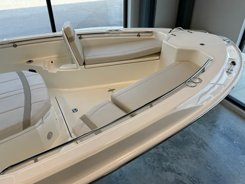 Slide: The Image of Boston Whaler Dauntless 2024 - 10