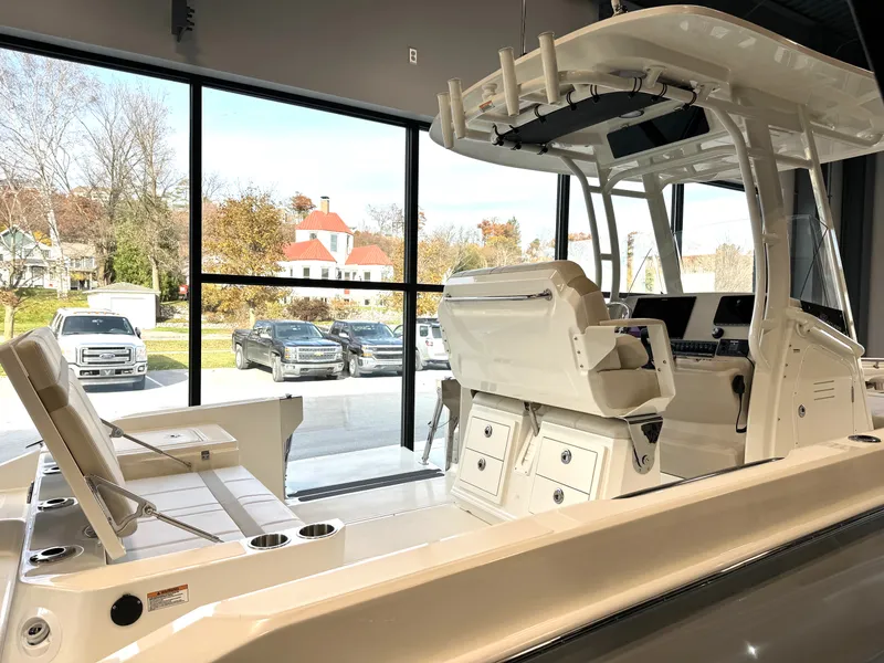 Slide: The Image of Boston Whaler Dauntless 2024 - 3