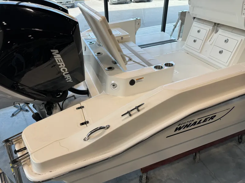 Slide: The Image of Boston Whaler Dauntless 2024 - 7