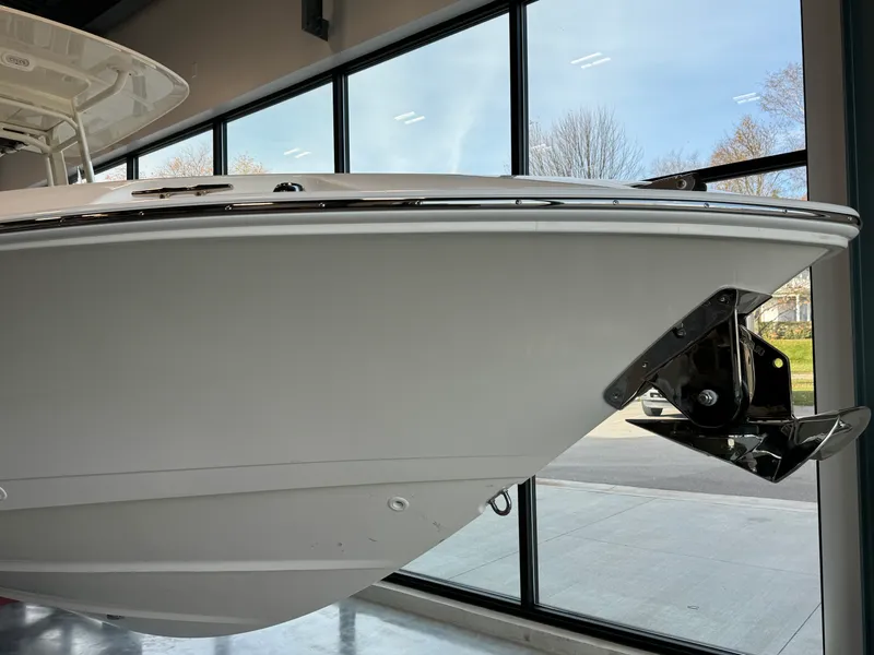 Slide: The Image of Boston Whaler Dauntless 2024 - 11