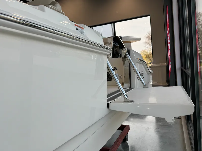 Slide: The Image of Boston Whaler Dauntless 2024 - 12
