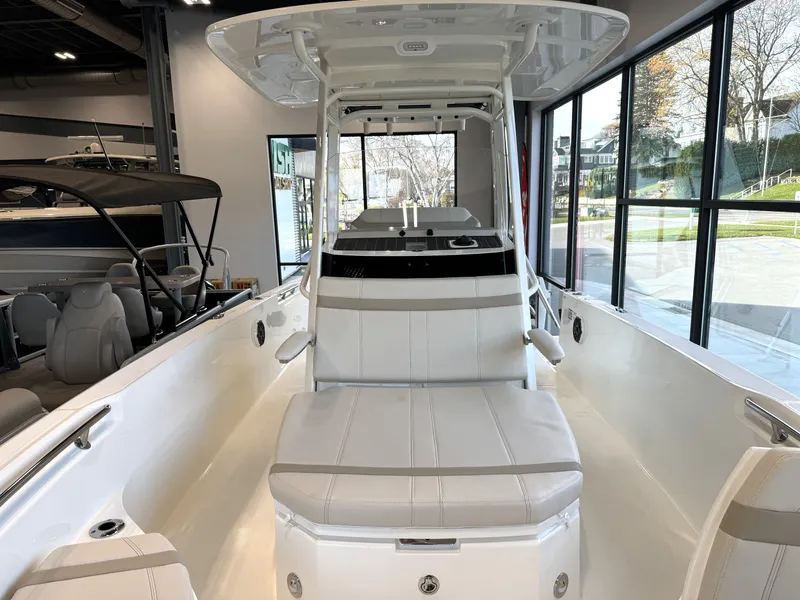 Slide: The Image of Boston Whaler Dauntless 2024 - 18