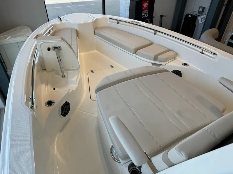 Slide: The Image of Boston Whaler Dauntless 2024 - 15