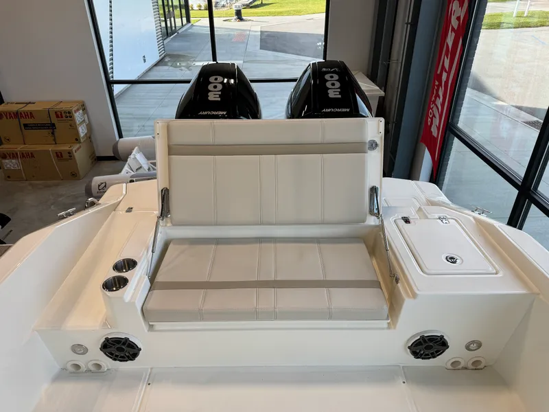Slide: The Image of Boston Whaler Dauntless 2024 - 5