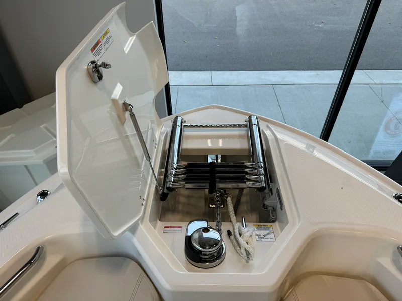 Slide: The Image of Boston Whaler Dauntless 2024 - 20