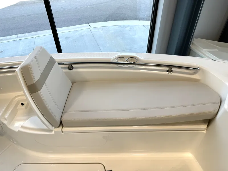 Slide: The Image of Boston Whaler Dauntless 2024 - 19