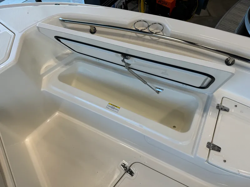 Slide: The Image of Boston Whaler Dauntless 2024 - 22