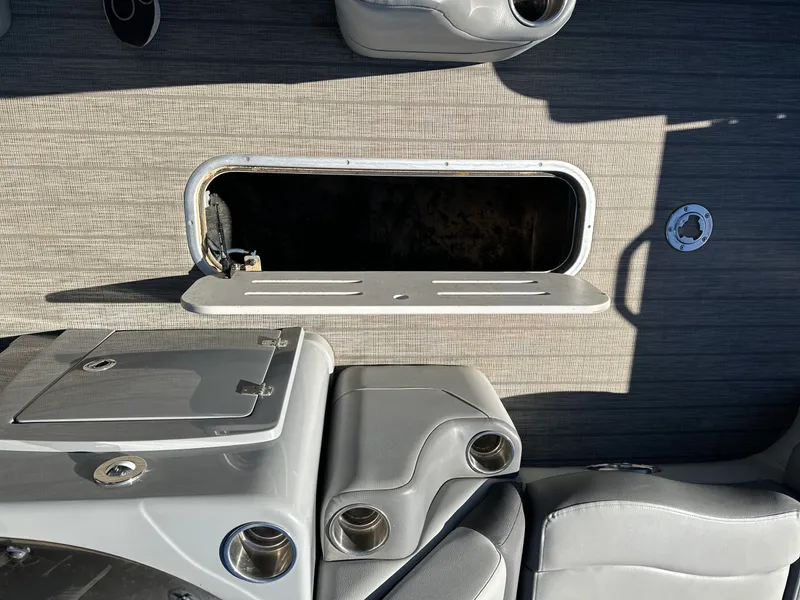 Slide: The Image of Veranda VF22F2 2020 - 9