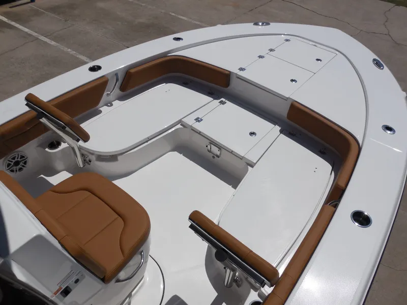 Slide: The Image of Robalo 246 Cayman 2026 - 16