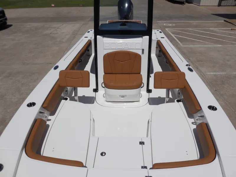 Slide: The Image of Robalo 246 Cayman 2026 - 18