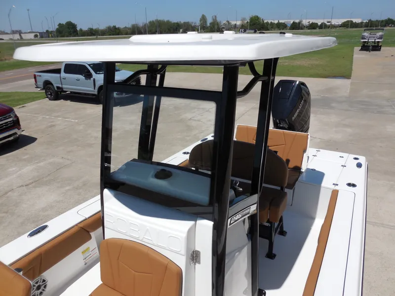 Slide: The Image of Robalo 246 Cayman 2026 - 19