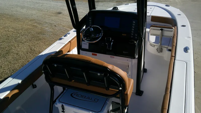 Slide: The Image of Robalo 246 Cayman 2026 - 5