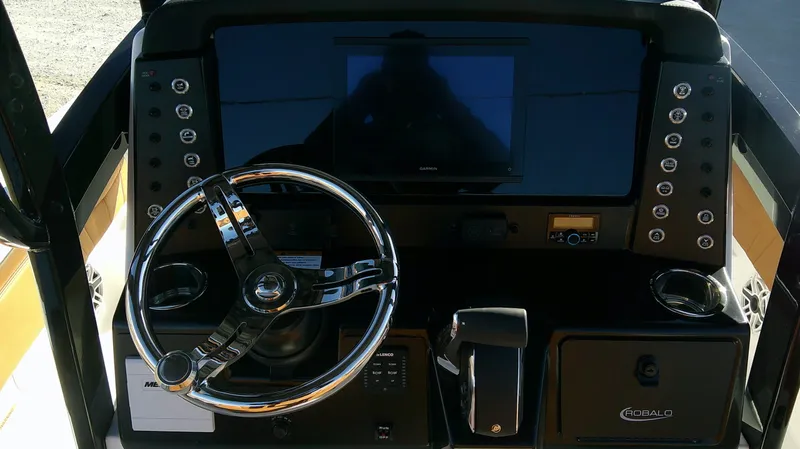 Slide: The Image of Robalo 246 Cayman 2026 - 8