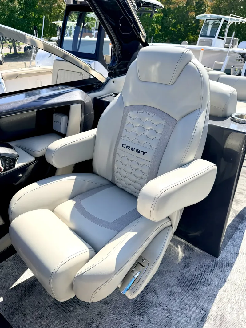 Slide: The Image of Crest 270 NX Twin 2022 - 12