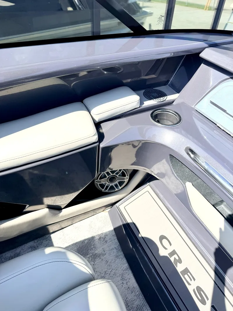 Slide: The Image of Crest 270 NX Twin 2022 - 15