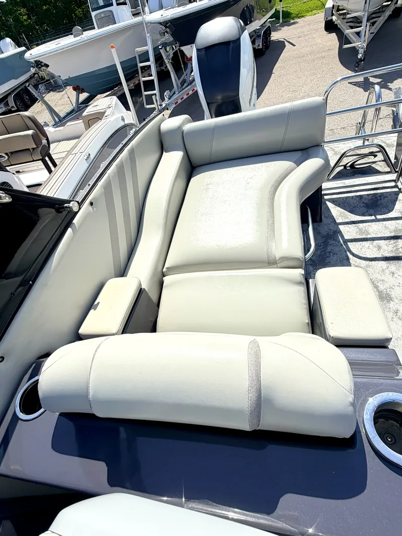 Slide: The Image of Crest 270 NX Twin 2022 - 7