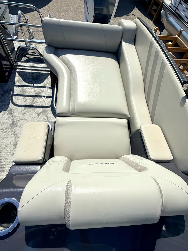 Slide: The Image of Crest 270 NX Twin 2022 - 8