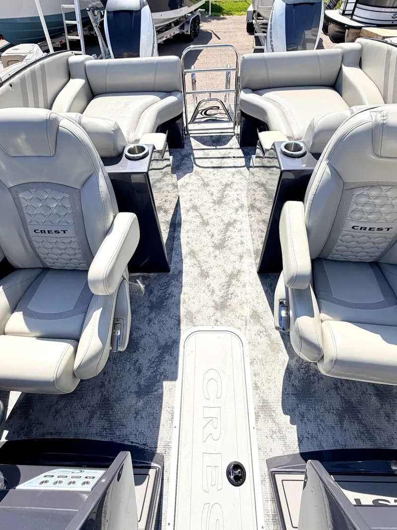 Slide: The Image of Crest 270 NX Twin 2022 - 9