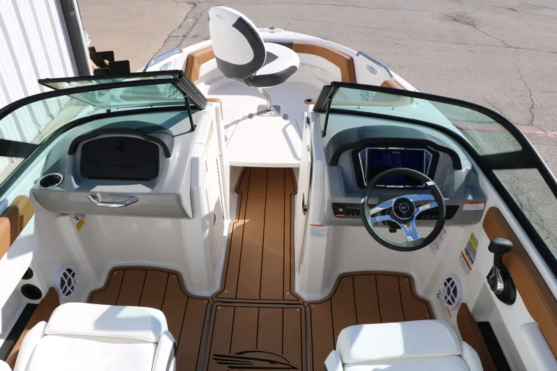 Slide: The Image of Chaparral 21 SSI Ski Fish 2026 - 14