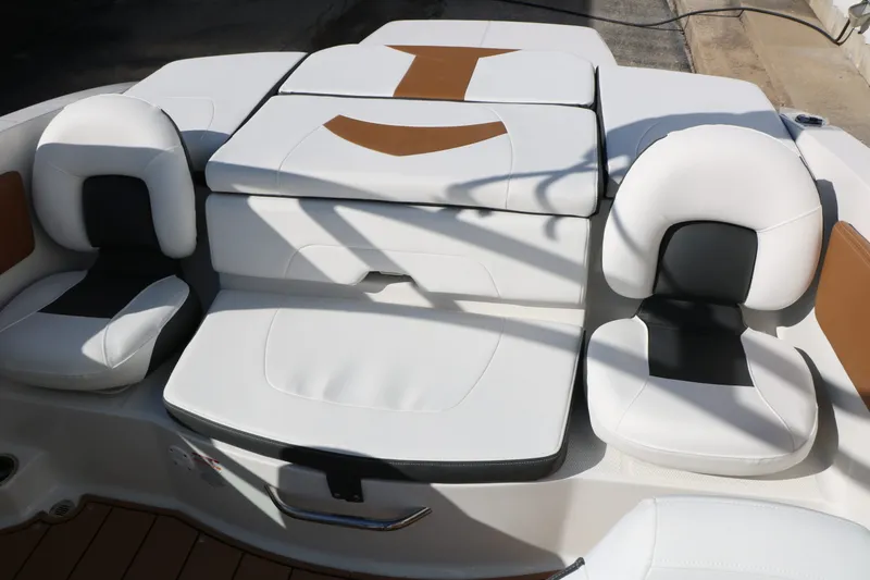 Slide: The Image of Chaparral 21 SSI Ski Fish 2026 - 40