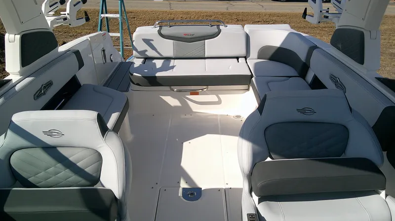 Slide: The Image of Chaparral 30 Surf 2026 - 18