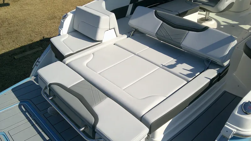 Slide: The Image of Chaparral 30 Surf 2026 - 7