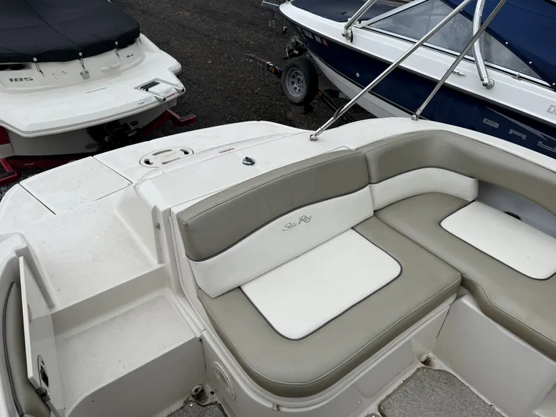 Slide: The Image of Sea Ray 220 SunDeck 2007 - 9