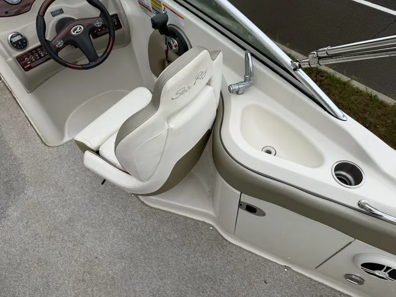 Slide: The Image of Sea Ray 220 SunDeck 2007 - 8