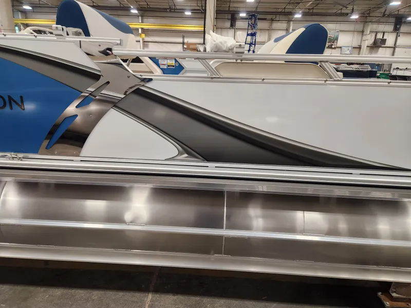 Slide: The Image of Avalon LSZ - 25 FT Entertainer Triple-toon "Bluewater Belle" 2026 - 6