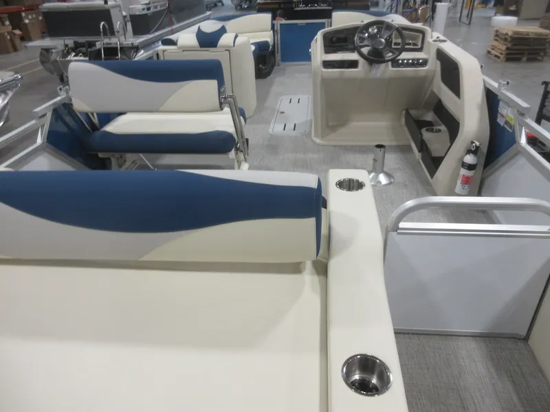 Slide: The Image of Avalon LSZ - 25 FT Entertainer Triple-toon "Bluewater Belle" 2026 - 10