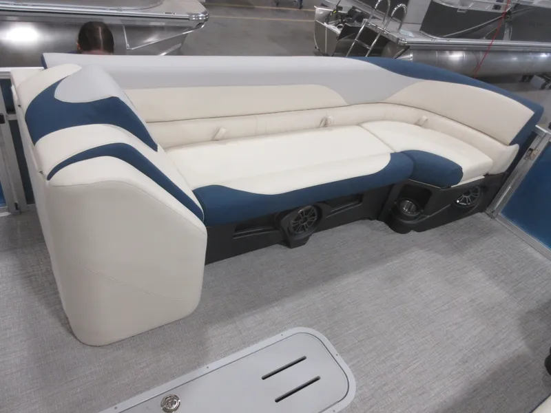 Slide: The Image of Avalon LSZ - 25 FT Entertainer Triple-toon "Bluewater Belle" 2026 - 15