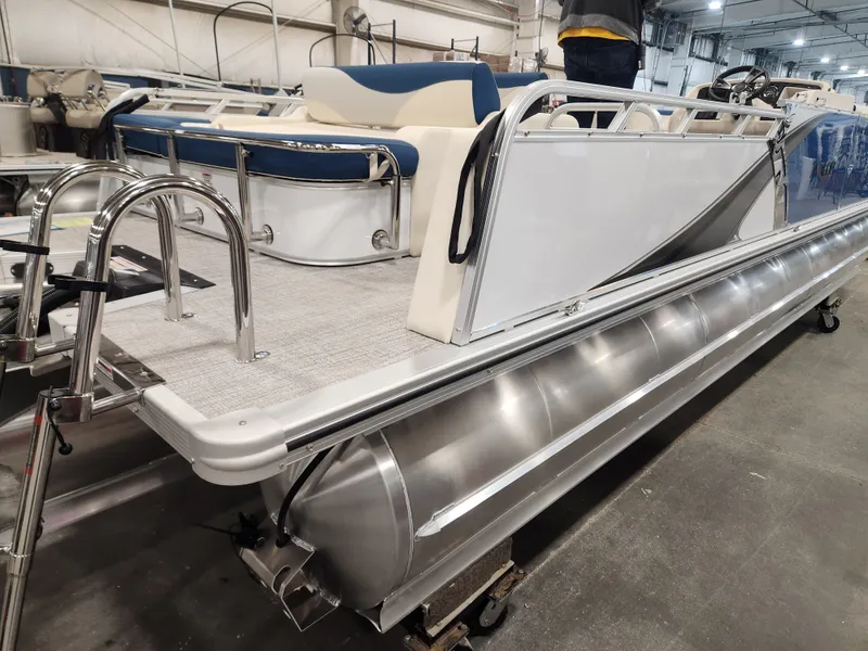 Slide: The Image of Avalon LSZ - 25 FT Entertainer Triple-toon "Bluewater Belle" 2026 - 8