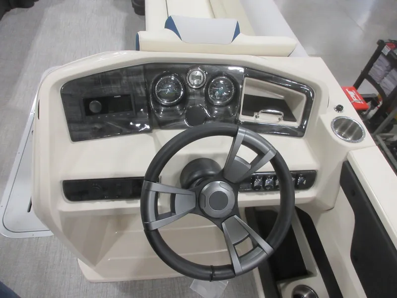 Slide: The Image of Avalon LSZ - 25 FT Entertainer Triple-toon "Bluewater Belle" 2026 - 16